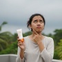 Apakah Perlu Pakai Sunscreen saat Mendung atau Hujan? Ini Kata Dokter Kecantikan