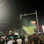 Serang Mencekam! Usai Bakar Pos Polisi, Massa Bentrok dengan Aparat di Gerbang Mapolresta