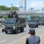 Kondisi Depan Gedung DPR Sepi Demonstran, Deretan Mobil TNI Keliling Amankan Jalan
