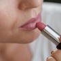 5 Lipstik Ringan dan Tahan Lama untuk Usia 55 Tahun, Warna Natural Anti Menor
