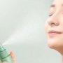4 Face Mist untuk Kulit Berminyak agar Bebas Kilap Saat Liburan Akhir Tahun