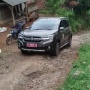 Karma Instan! Viral Momen Mobil Dinas Terjebak di Jalan Rusak, Warga Cuek: Biar Merasakan
