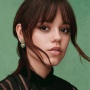 4 Daily Style Jenna Ortega, OOTD Kasual hingga Formal yang Wajib Dicoba!