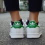 Perang Tahta Sneakers Putih: Duel Abadi Adidas Superstar vs Stan Smith. Siapa Rajanya?