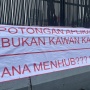 Massa Ojol Bentangkan Spanduk di DPR: Potongan 10 Persen Harga Mati, Bukan Kawan Kami yang Dimatikan