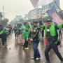 Bawa 7 Poin Tuntutan, Hujan Deras Tak Surutkan Semangat Aksi Ojol di Depan Gedung DPR RI