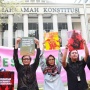 Aksi Tolak UU TNI di depan Mahkamah Konstitusi