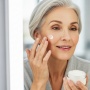 5 Rekomendasi Moisturizer Terbaik untuk 50 Tahun ke Atas: Lawan Kerutan, Kembalikan Kelembapan Kulit