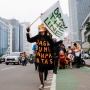 Aksi Draw the Line, Menuntut Keadilan Iklim dan Demokrasi