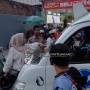 Ngamuk Suami Kepergok Lihat Cewek, Emak-emak Hijab Cegat Angkot di Tengah Jalan: Turun Gak Lo!