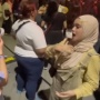 Definisi Sahabat Sejati, Video Perempuan Ajak Teman Tuli Mendengar Musik di Konser Bikin Terharu