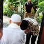 Momen Langka! Jokowi Cium Tangan Abu Bakar Ba'asyir di Kediamannya di Solo