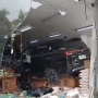 Detik-detik Veloz Tabrak Toko Buah Segar! Pengemudi Wanita 41 Tahun Jadi Sorotan