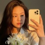 8 Prompt Gemini AI buat Mirror Selfie Bawa Bunga Lily: Hasilnya Estetik, Natural, Kayak Asli