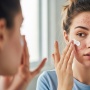 5 Sunscreen Favorit 2025 untuk Kulit Kering dan Berjerawat: Kulit Lembap Tanpa Bikin Breakout Parah!