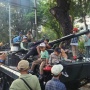 Monas Dibanjiri Warga, Tank Tempur Jadi Rebutan Spot Foto untuk Anak-Anak di HUT ke-80 TNI