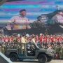 HUT TNI ke-80 di Monas, Warga Berebut Foto Saat Prabowo Melintas Naik Maung Putih