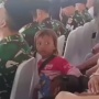Viral! Gadis Cilik Masuk ke Acara HUT TNI dan Minta-minta, Warganet Ini Malah Bicara 'Pesan Tuhan'