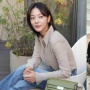5 Ide Mix & Match Outfit Celana Jeans ala Aktris Korea, Auto Tampil Kece!