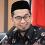 Bukan Feodalisme, Ustaz Adi Hidayat Sebut Cium Tangan Kiai Itu Warisan Adab