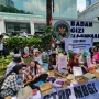 Aksi Unik di Demo Tolak MBG: Bagi-Bagi Makanan ke Pejalan Kaki Hingga Wartawan