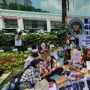 Ibu-ibu Demo Tolak MBG di Depan Kantor BGN, Bawa Makanan Sendiri