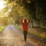 Stres Menumpuk? Coba Walking Meditation, Cara Sederhana Bikin Pikiran Adem!