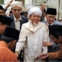 Viral Adab Santri, Beda Tipis dengan Siswa Jepang Hormat Guru?