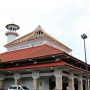 Menjelajahi Masjid Ampel: Filosofi 16 Pilar hingga Pasar Bernuansa Arab
