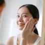 Biar Muka Putih Glowing Pakai Apa? Ini 5 Produk Skincare yang Bisa Membantu