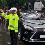 Tragis! Lexus Ringsek Tertimpa Pohon Tumbang di Pondok Indah, Pengemudi Tewas