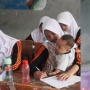 Viral Siswi SMP Rela Sekolah Sambil Jualan dan Gendong Adiknya yang Down Syndrome