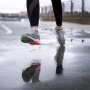 7 Rekomendasi Sepatu Running Anti Hujan Murah dan Terbaik untuk Lari