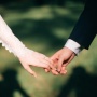 Viral Pengantin Pria Pakai Selendang Bentuk Bunga Menjuntai