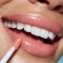 4 Brand Lip Gloss Terbaik untuk Two-Toned Lips di Kulit Sawo Matang
