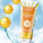 5 Rekomendasi Sunscreen Azarine Mengandung Vitamin C untuk Kulit Remaja Berjerawat