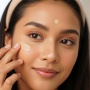 Kenapa Sunscreen Perih di Mata? Ini Penyebab dan 5 Rekomendasi yang Aman Dipakai