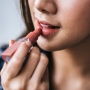 5 Warna Lipstik yang Bikin Wajah Terlihat Cerah di Kulit Sawo Matang