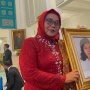 Marsinah jadi Pahlawan Nasional, Wijiati Tak Kuasa Tahan Tangis dan Cium Foto Kakak di Istana
