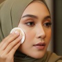 Pakai Bedak Waterproof? Begini Cara Menghapusnya biar Wudhu dan Ibadah Tetap Sah