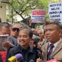 Puluhan Emak-emak Dampingi Roy Suryo Cs di Polda Metro Jaya: You Never Walk Alone!