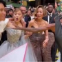 Detik-Detik Ariana Grande Diserang Penggemar saat Promo Film Wicked di Singapura