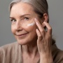 5 Sunscreen Mengandung Antioksidan untuk Usia 60-an, Rahasia Awet Muda