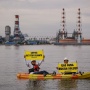 Desak Transisi Bersih, Aktivis Greenpeace Bentangkan Spanduk di PLTGU Muara Karang