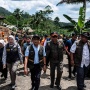 Bantah Sakit dan Mundur dari Jabatan, Menko PM Pratikno Naik Hardtop Pantau Karhutla Bromo
