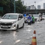 Hujan Sejak Malam, Genangan Air di Sekitar Samsat Daan Mogot Picu Kemacetan Arah Grogol