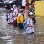 Kalibata Terendam Setengah Meter, Warga Terjebak, Anak Sekolah Terpaksa 'Nyeker' Terjang Banjir