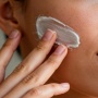7 Rekomendasi Sunscreen Terbaik untuk Menghilangkan Bekas Jerawat