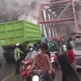 Viral! Warga Malah Nonton Saat Gunung Semeru Luncurkan Debu Vulkanik Raksasa di Jembatan Ini