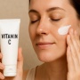 7 Sunscreen Vitamin C untuk Samarkan Noda Hitam, Bikin Kulit Cerah Maksimal